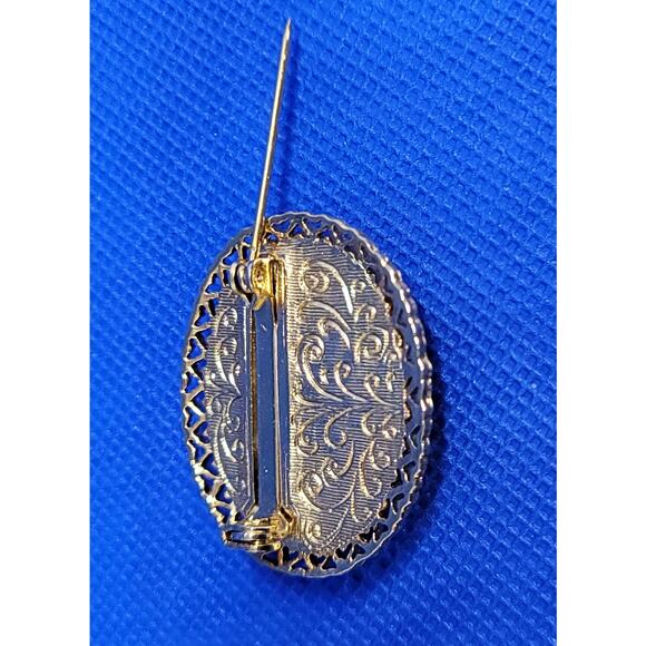 VNTG Pastel Pink Cabochon Pin With Shiny Gold Heart Filligree Trim Brand 1928 - Picture 5 of 8
